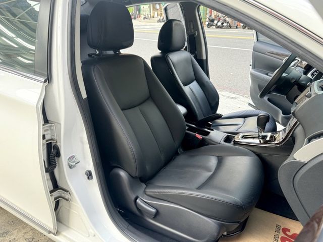 豪華影音版~免鑰匙啟動 定速 雙區恆溫 360環景.導航.電視.倒車顯影 胎壓偵測 原版件 全額貸  第13張相片