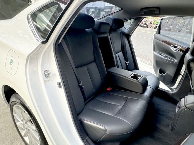 豪華影音版~免鑰匙啟動 定速 雙區恆溫 360環景.導航.電視.倒車顯影 胎壓偵測 原版件 全額貸  第14張相片