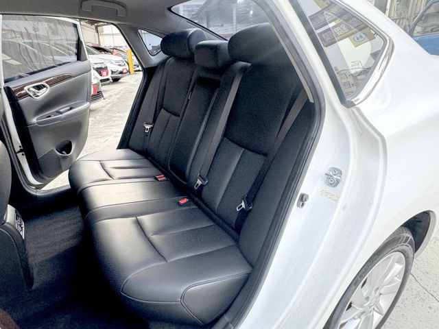 豪華影音版~免鑰匙啟動 定速 雙區恆溫 360環景.導航.電視.倒車顯影 胎壓偵測 原版件 全額貸  第15張相片