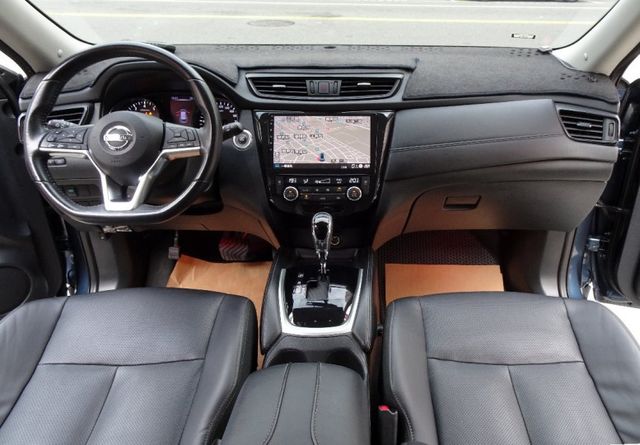 360環景影像 衛星導航 定速巡航 盲點偵測 免鑰匙起動 雙區恆溫空調 胎壓偵測 原版件 全額貸  第6張相片