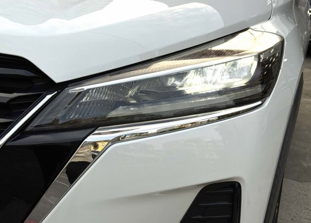 小改款~LED頭燈 定速 自動跟車 主動煞停 電子手煞車 免鑰匙啟動  Apple CarPlay 原版件 全額貸  第6張相片