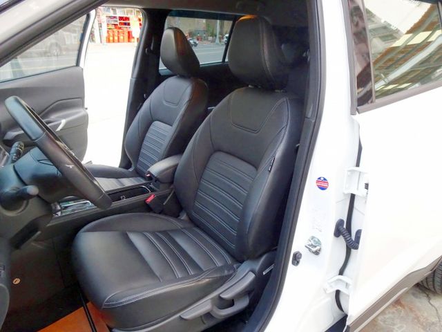 小改款~LED頭燈 定速 自動跟車 主動煞停 電子手煞車 免鑰匙啟動  Apple CarPlay 原版件 全額貸  第15張相片