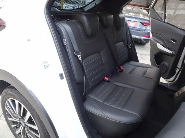 小改款~LED頭燈 定速 自動跟車 主動煞停 電子手煞車 免鑰匙啟動  Apple CarPlay 原版件 全額貸  第17張相片