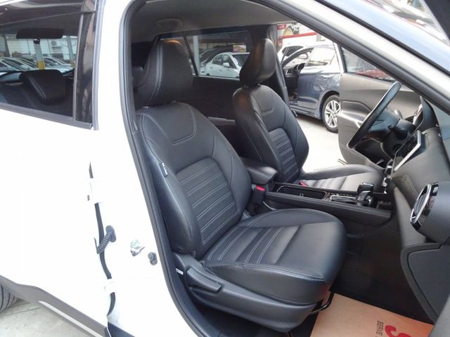 小改款~LED頭燈 定速 自動跟車 主動煞停 電子手煞車 免鑰匙啟動  Apple CarPlay 原版件 全額貸  第18張相片