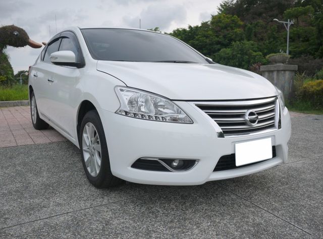 豪華影音版~免鑰匙啟動 定速 雙區恆溫 多媒體.導航.倒車顯影 音響快撥 全額貸  第2張相片