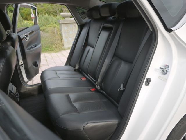 豪華影音版~免鑰匙啟動 定速 雙區恆溫 多媒體.導航.倒車顯影 音響快撥 全額貸  第15張相片