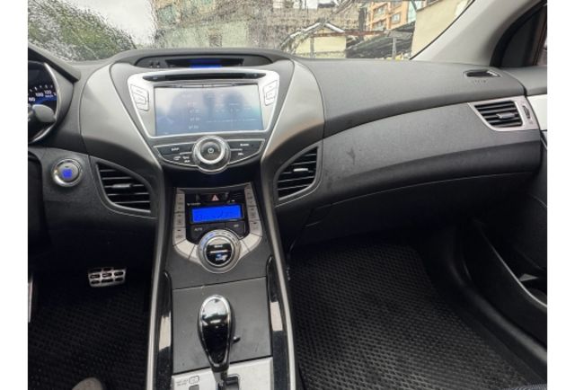 Hyundai ELANTRA  第13張相片