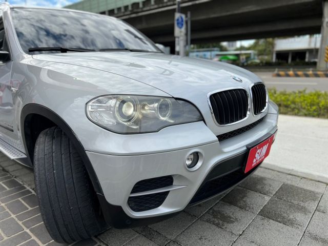 xDrive35i 極美總代理小改款/原廠保養/原版件/全景天窗/影音導航/藍芽/定速/電動尾門  第4張相片