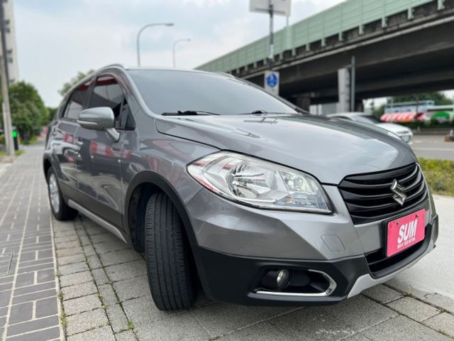 Crossover版/原版件/日產進口質感保證!!抬頭顯示/雙區恆溫/換檔撥片/定速/循跡/isofix/ikey  第4張相片