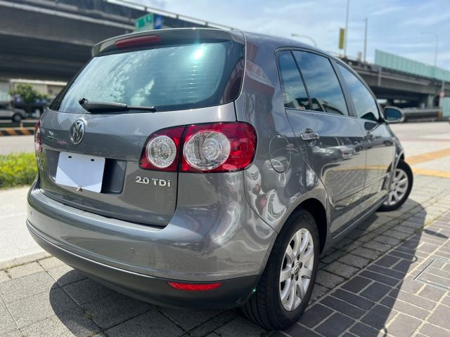 超大車內空間 安全舒適一次擁有/自動頭燈/定速/後置杯架/前後霧燈/恆溫空調  第5張相片