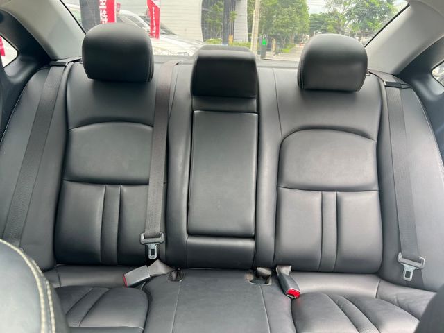 一手車/原廠保養HUD抬頭顯示器/觸控螢幕/倒車顯影/電動天窗/恆溫空調/電子手煞車  第13張相片
