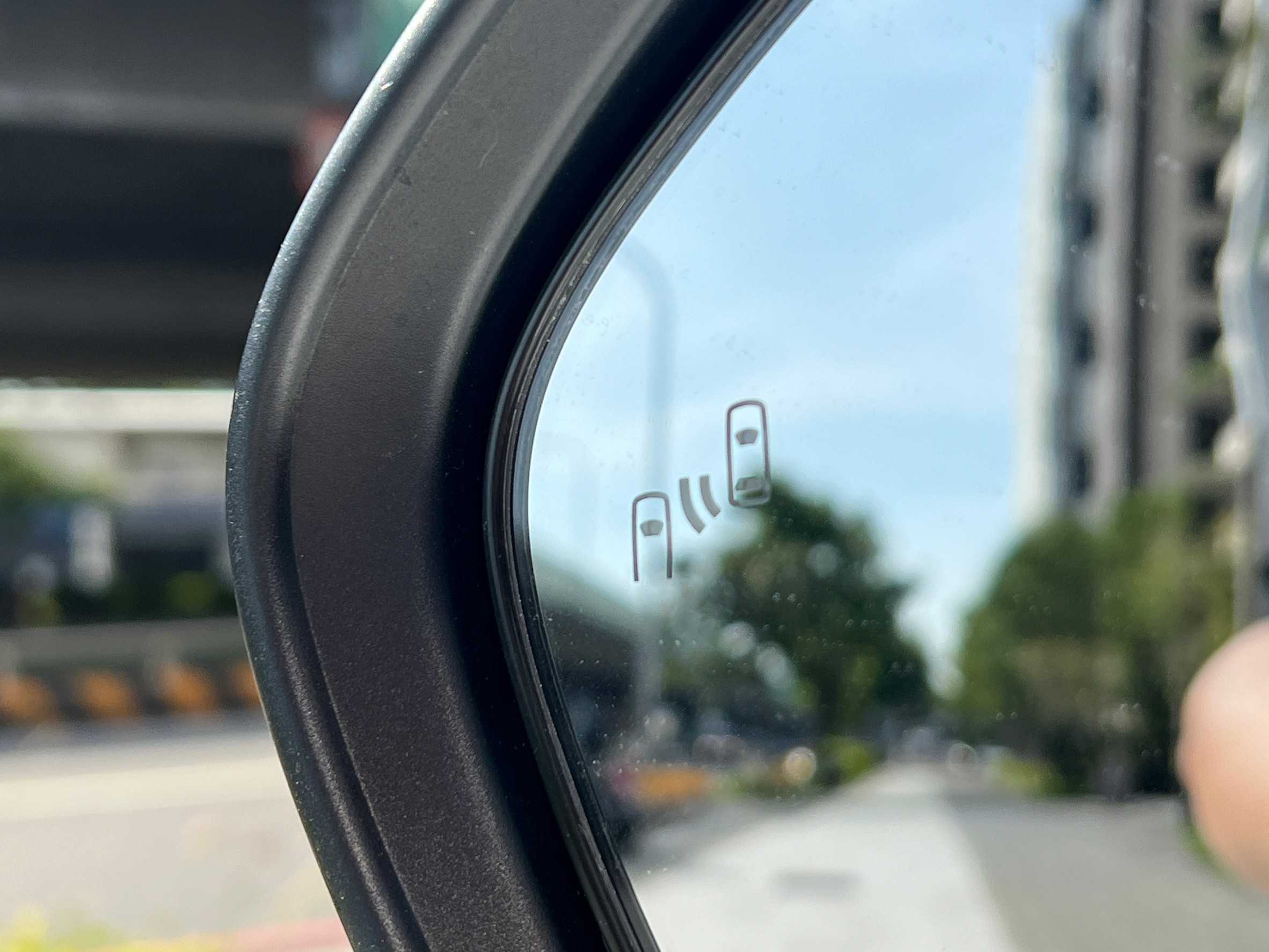 IKEY電動椅32色氣氛燈盲點環景ACC跟車自動煞停自動遠燈切換胎壓偵測藍芽導航恆溫  第7張相片
