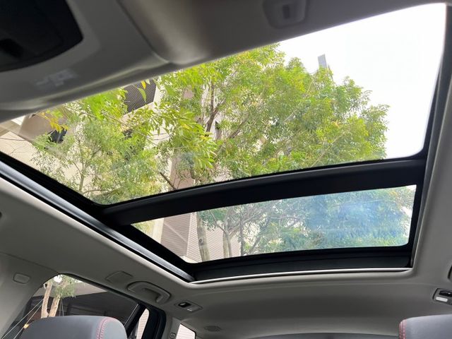 認證安排中 全景天窗電尾門記憶椅自動雨刷,頭燈倒車顯影後座傾倒陡坡緩降前後鏡頭換檔撥片  第16張相片
