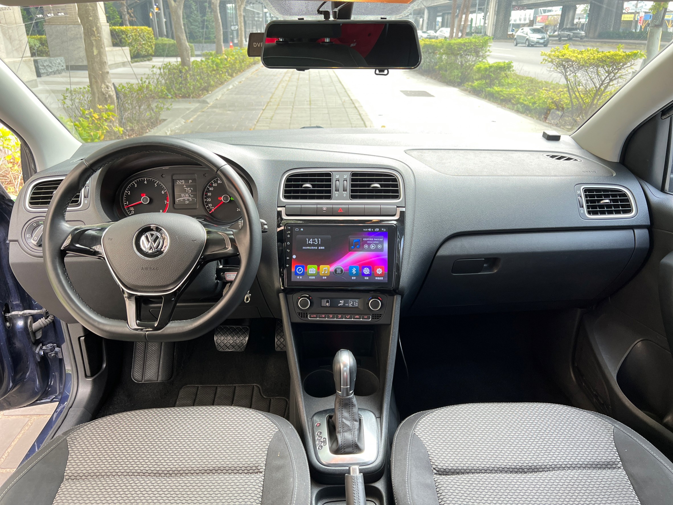 【實車實價 里程保證】歐系小掀背/ 安全代步車 / 省油省稅／恆溫／安卓機  第6張相片
