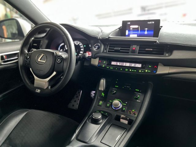 F-sport版限量版/黑車頂/倒車顯影/自動雨刷頭燈/頭燈清洗/藍芽/雙區恆溫/十顆喇叭/定速  第7張相片