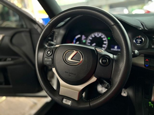 F-sport版限量版/黑車頂/倒車顯影/自動雨刷頭燈/頭燈清洗/藍芽/雙區恆溫/十顆喇叭/定速  第8張相片