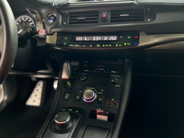 F-sport版限量版/黑車頂/倒車顯影/自動雨刷頭燈/頭燈清洗/藍芽/雙區恆溫/十顆喇叭/定速  第9張相片