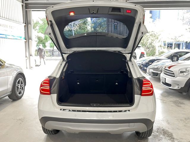 M-BENZ賓士 GLA180  第7張相片