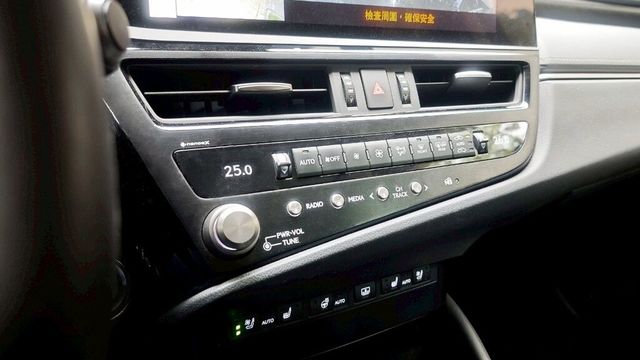 LEXUS凌志 ES300H  第14張相片