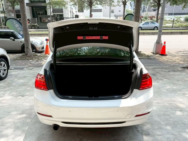 BMW寶馬 320I SPORT LINE  第7張相片