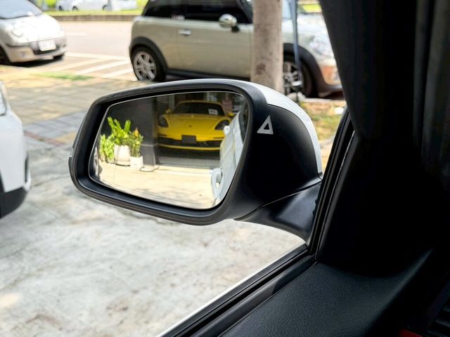 BMW寶馬 320I SPORT LINE  第8張相片