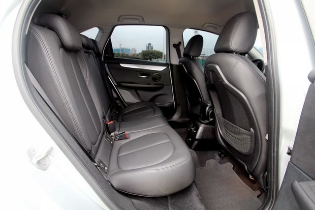 {車況超優 才跑5.6萬}17年式218AT銀~豐隆嚴選0頭款低月付專案~  第9張相片