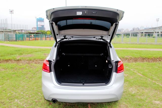 {車況超優 才跑5.6萬}17年式218AT銀~豐隆嚴選0頭款低月付專案~  第11張相片