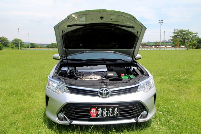 {才跑3萬 原鈑件}19年 CAMRY2.0銀~豐隆嚴選0頭款低月付專案  第10張相片
