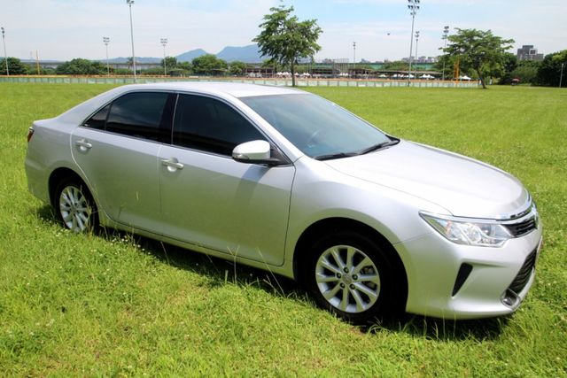 {才跑3萬 原鈑件}19年 CAMRY2.0銀~豐隆嚴選0頭款低月付專案  第15張相片