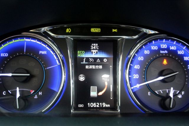 *{跑10萬 內外新}18年式 CAMRY2.5 油電 銀~豐隆嚴選0頭款低月付專案~*  第2張相片