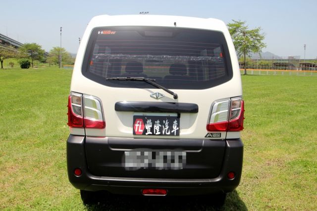 {原鈑件 跑3.9萬}23年 A180自排 白~風龍岩選0頭款低月付專案~  第4張相片