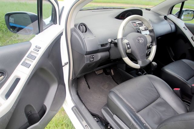 {內外新 才跑7萬}10年YARIS1.5銀~豐隆嚴選0頭款低月付專案~  第3張相片