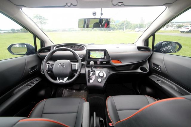 {七人座 只跑6.8萬}17年SIENTA1.8白黑~豐隆嚴選0頭款低月付專案~  第1張相片