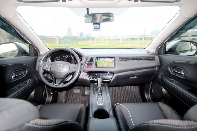 {S版 跑12萬}17年HRV1.8S 白~豐隆嚴選0頭款低月付專案~  第2張相片