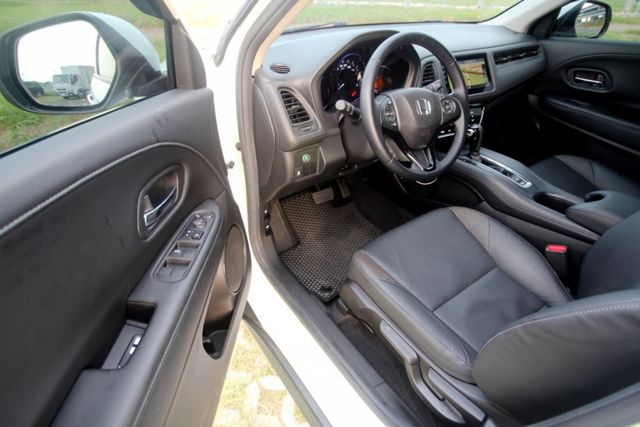 {S版 跑12萬}17年HRV1.8S 白~豐隆嚴選0頭款低月付專案~  第5張相片