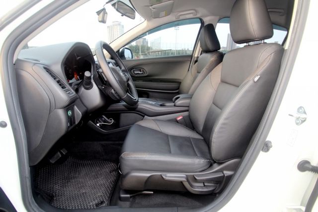 {S版 跑12萬}17年HRV1.8S 白~豐隆嚴選0頭款低月付專案~  第7張相片