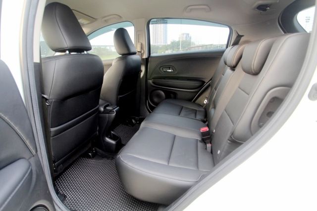 {S版 跑12萬}17年HRV1.8S 白~豐隆嚴選0頭款低月付專案~  第8張相片