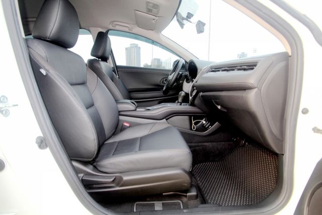 {S版 跑12萬}17年HRV1.8S 白~豐隆嚴選0頭款低月付專案~  第9張相片