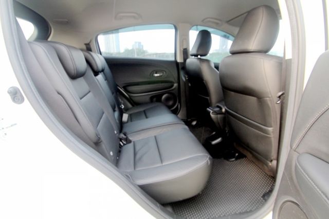 {S版 跑12萬}17年HRV1.8S 白~豐隆嚴選0頭款低月付專案~  第10張相片