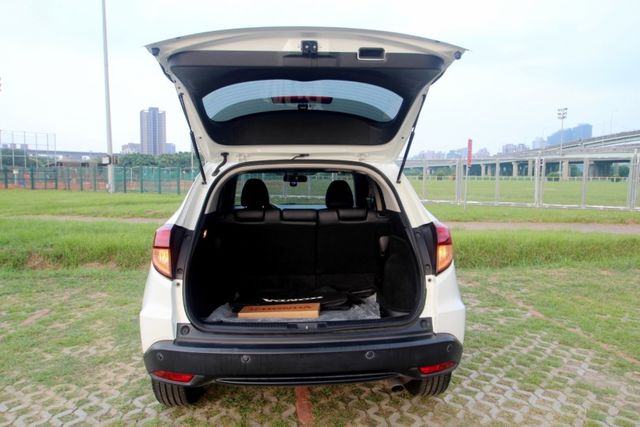 {S版 跑12萬}17年HRV1.8S 白~豐隆嚴選0頭款低月付專案~  第12張相片