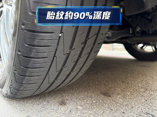 ★稀有4WD版~僅跑4萬多KM/便宜新車約80萬，IKEY.環景.電尾門.自動停車.LV2.雙電動椅★  第19張相片