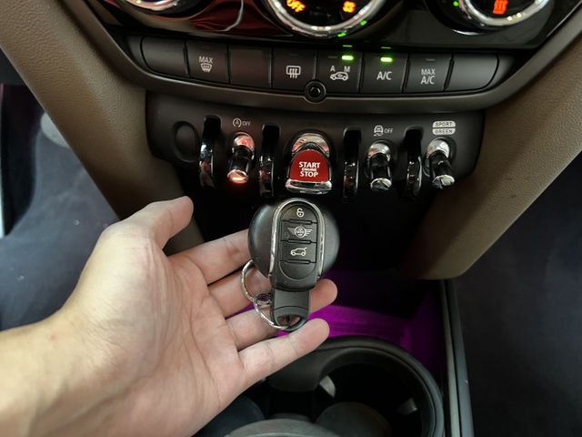 ★年底車20年領牌~S運動版才好開，僅跑5萬多全原廠紀錄，IKEY.電尾門.5AS系統.導航，原鈑件認證車可全貸★  第16張相片