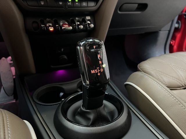 ★年底車20年領牌~S運動版才好開，僅跑5萬多全原廠紀錄，IKEY.電尾門.5AS系統.導航，原鈑件認證車可全貸★  第17張相片
