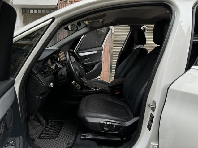 ★秒殺價~BMW 218i 原鈑件認證車，IKEY.定速.雙電動椅.LED頭燈.倒車顯影.電子手煞車，比較後就知多便宜★  第3張相片