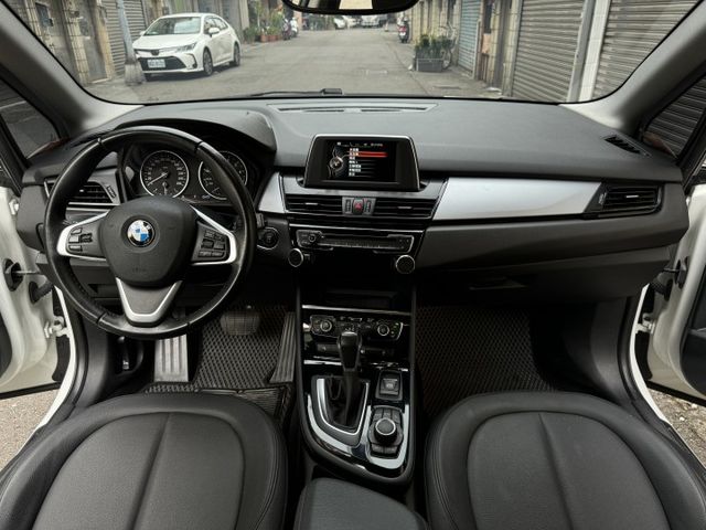 ★秒殺價~BMW 218i 原鈑件認證車，IKEY.定速.雙電動椅.LED頭燈.倒車顯影.電子手煞車，比較後就知多便宜★  第5張相片