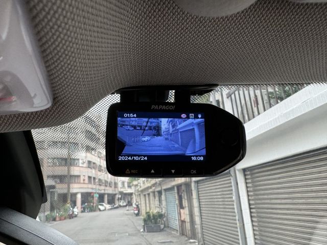 ★秒殺價~BMW 218i 原鈑件認證車，IKEY.定速.雙電動椅.LED頭燈.倒車顯影.電子手煞車，比較後就知多便宜★  第12張相片