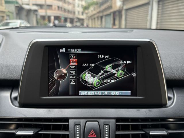 ★秒殺價~BMW 218i 原鈑件認證車，IKEY.定速.雙電動椅.LED頭燈.倒車顯影.電子手煞車，比較後就知多便宜★  第13張相片