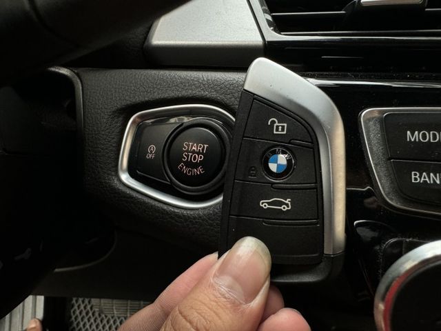 ★秒殺價~BMW 218i 原鈑件認證車，IKEY.定速.雙電動椅.LED頭燈.倒車顯影.電子手煞車，比較後就知多便宜★  第15張相片