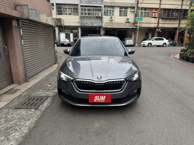★1.0渦輪豪華動能版~僅跑6千，IKEY.電尾門.全速域ACC.車道維持.盲點.CARPLAY.LED，認證車原鈑件★  第18張相片