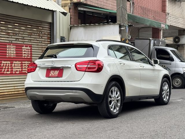 ★最美白色系價格最保值~IKEY.電尾門.電動椅.自動停車.AEB.換檔撥片.魚眼HID，認證車原鈑件，可全額貸款★  第2張相片